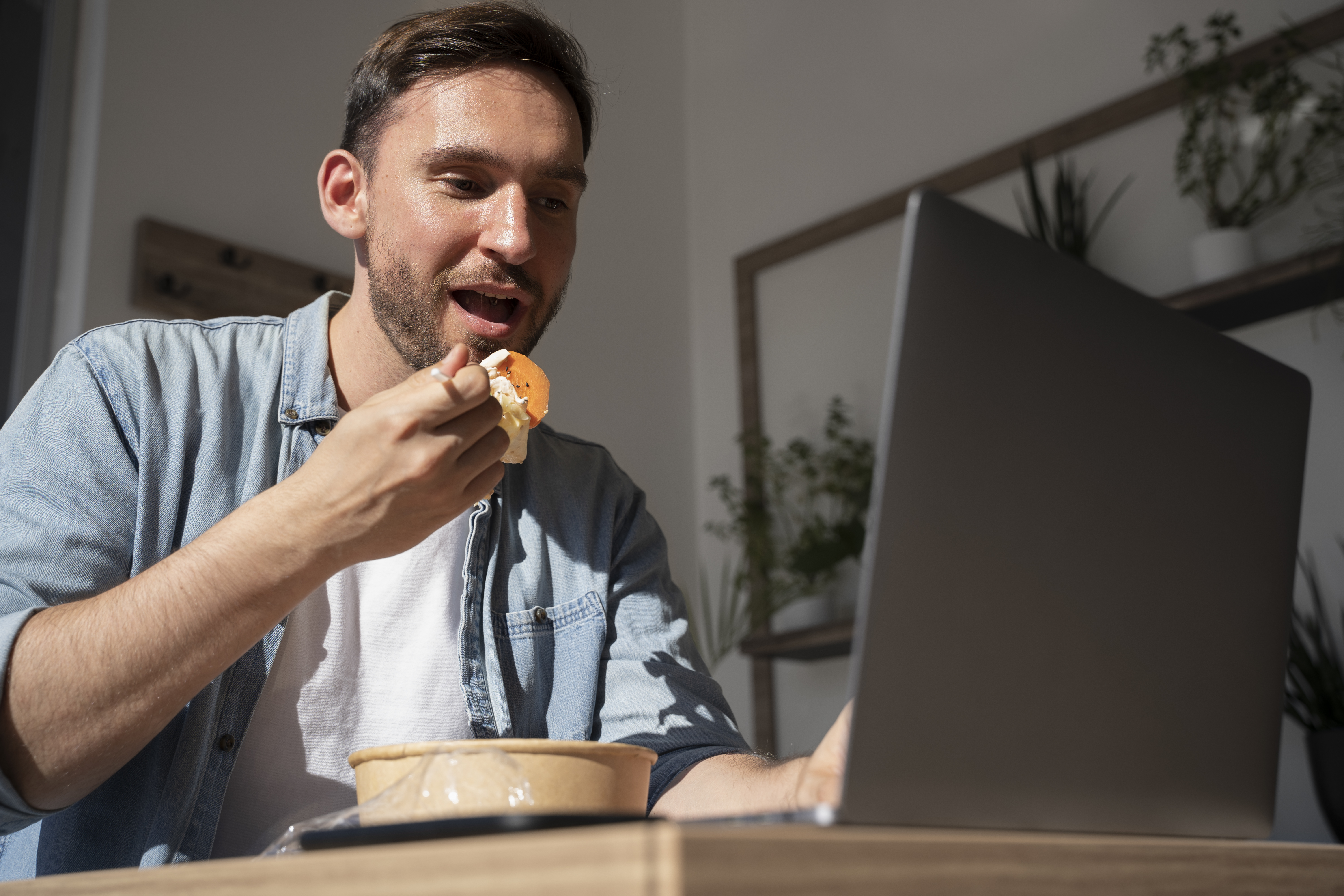 guy-eating-on-laptop